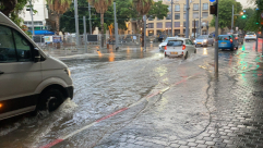  فيديو: شوارع يافا تغرق بمياه الأمطار 